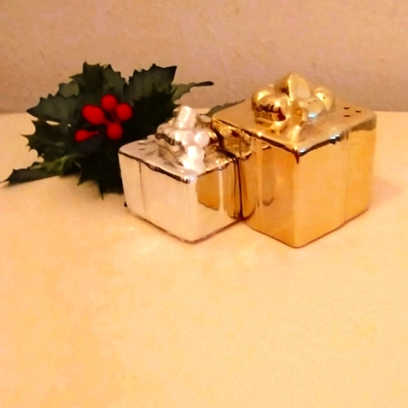 ♥️Vtg. "Gift Box Christmas" Salt and Pepper Shakers by Russ Berrie - Picture 1 of 6